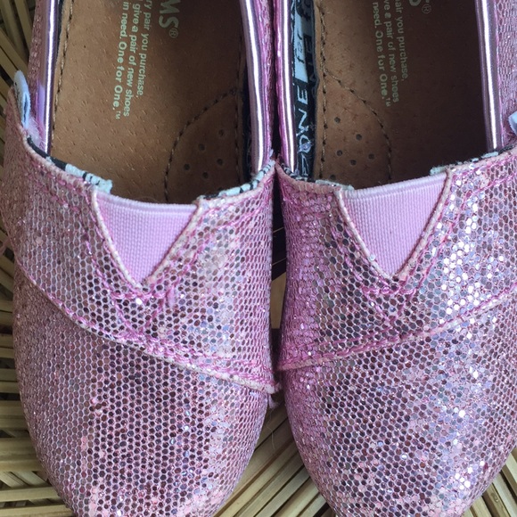 TOMS pink sparkly toddler size 7 - Picture 8 of 8